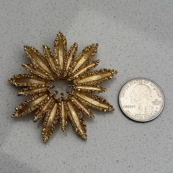 Vintage Gold Tone Starburst Flower Brooch Avon MCM Mid-Century Modern - Picture 6 of 6
